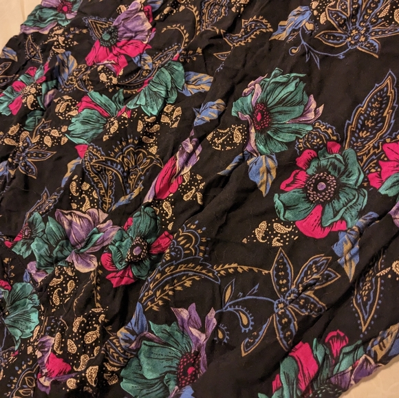 2/$20 VINTAGE floral pattern skirt - Picture 6 of 8